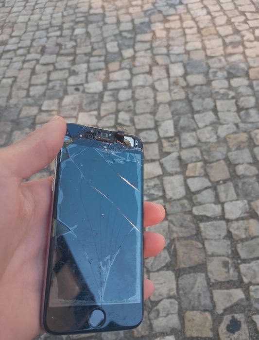 iPhone com tela partida