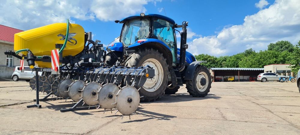 Внесення касу та рідких добрив підживлення.