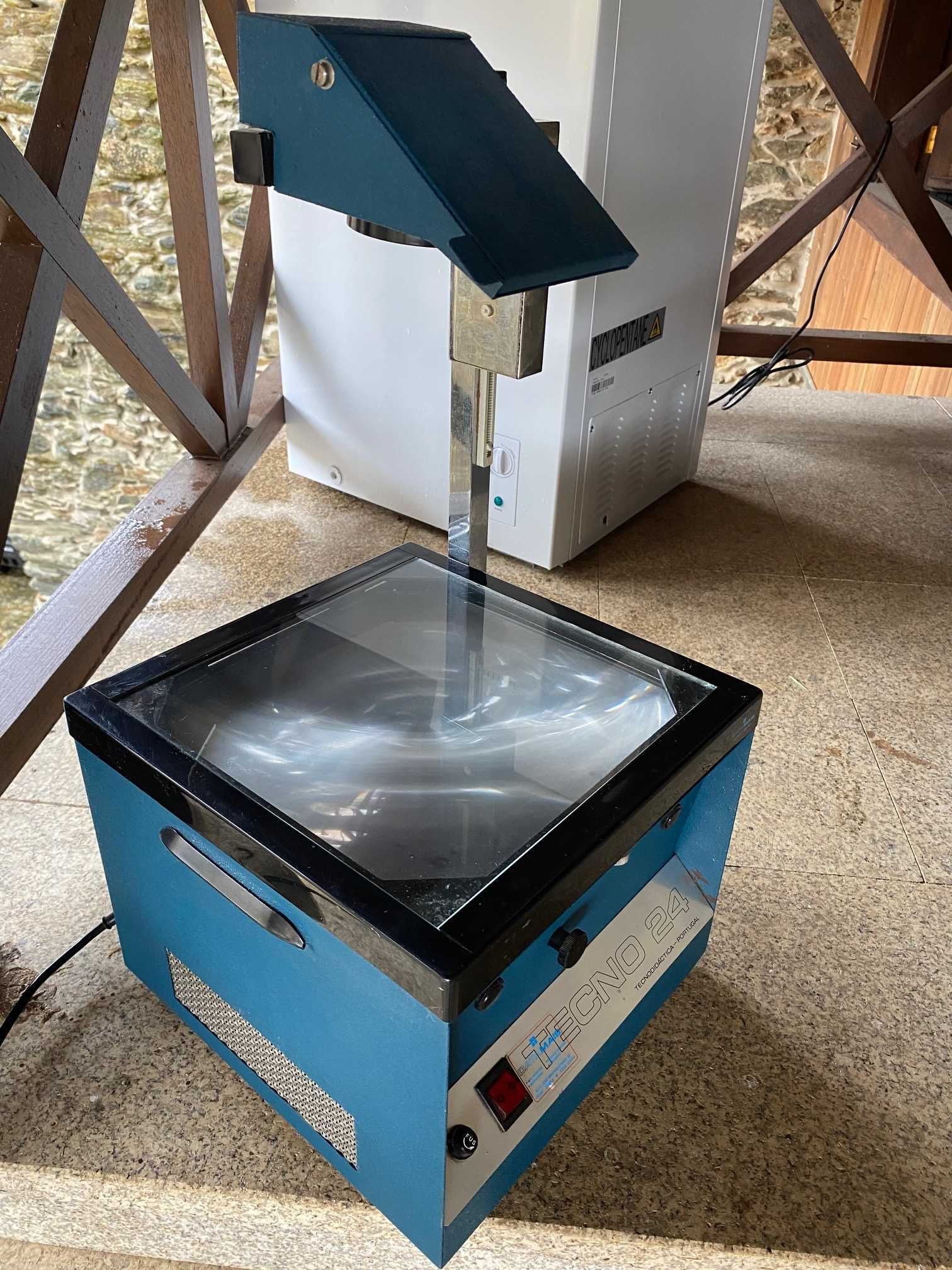 Projetor de acetatos a funcionar