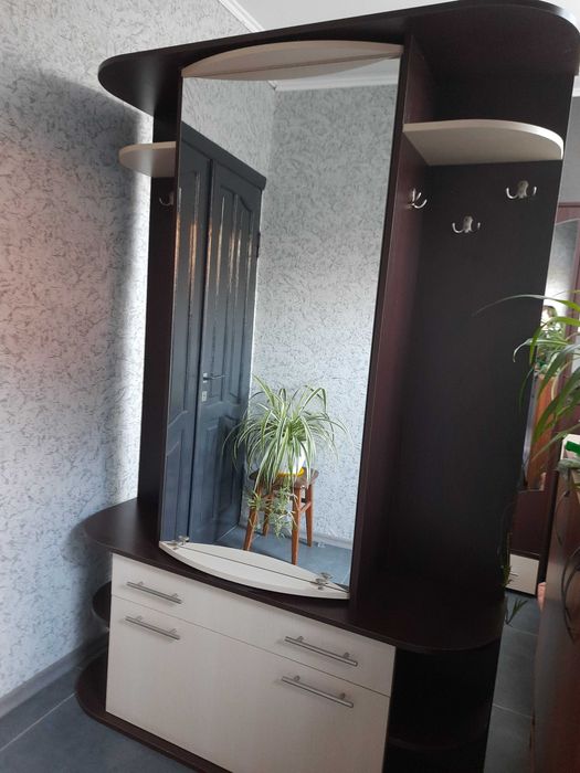 Продам шафу для одягу у вітальню