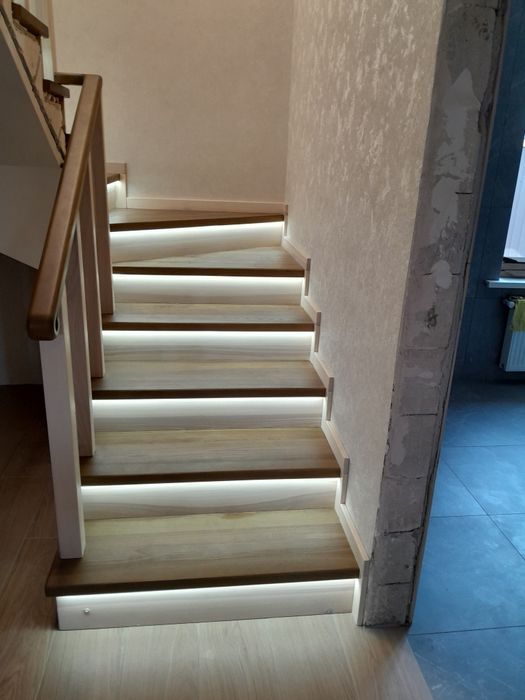 Виготовлення дерев'яних сходів
(Изготовление деревянных лестниц)