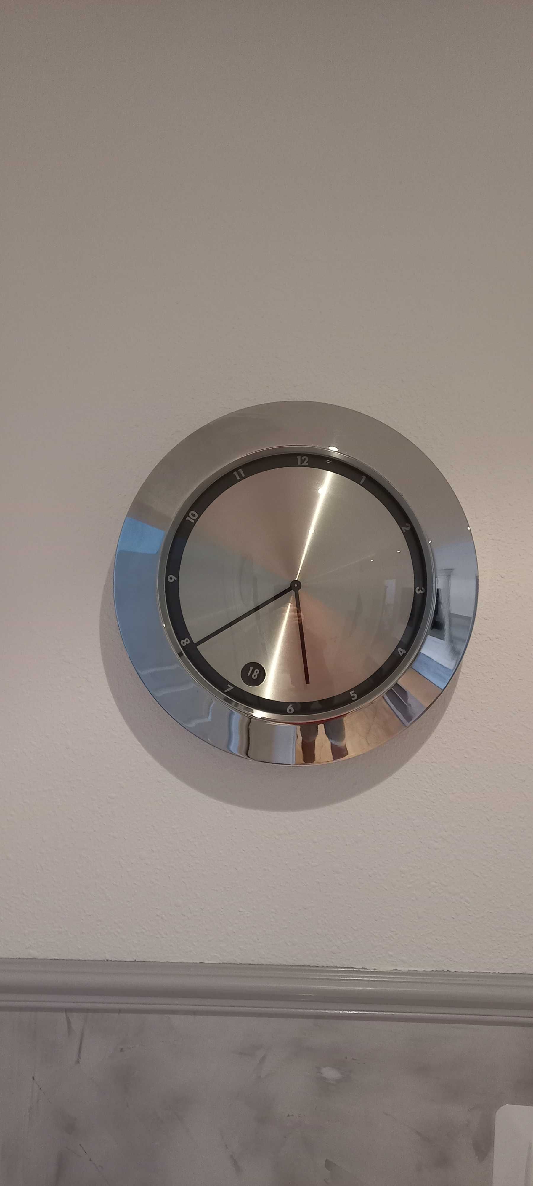 Zegar ścienny srebrny quartz duży