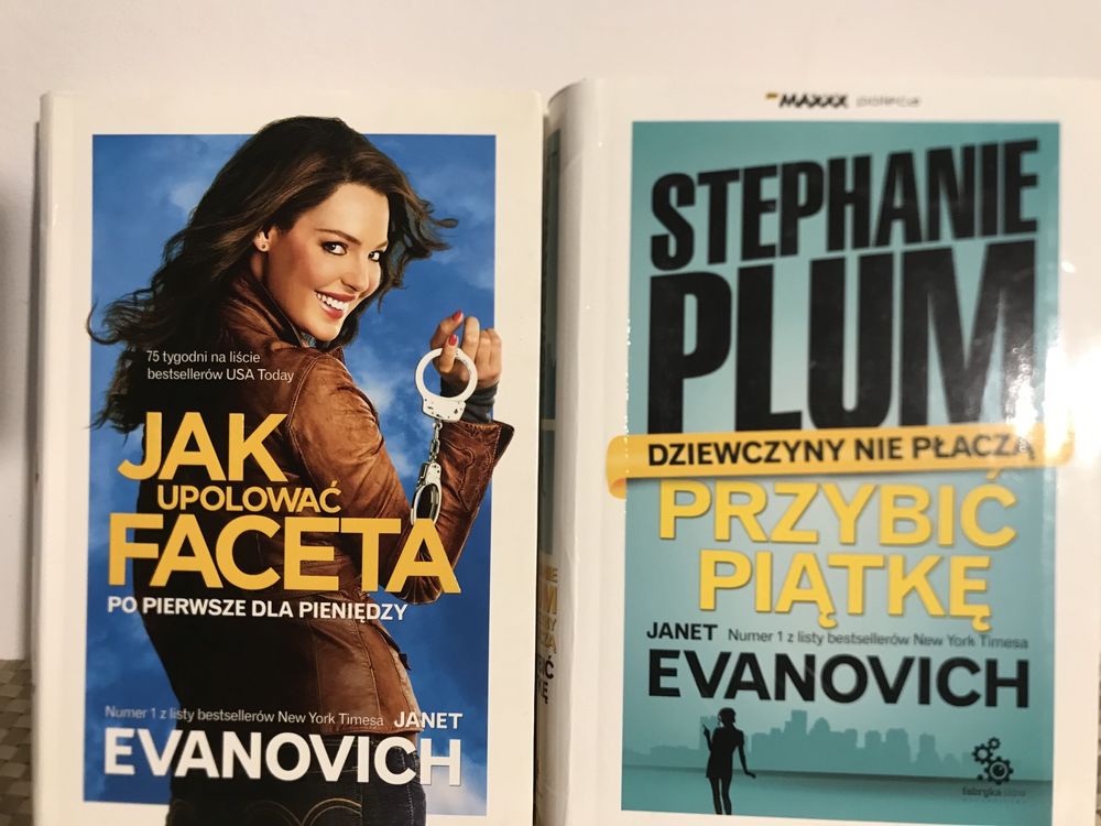 Stephanie Plum tomy: 1, 5, 6, 7, 12, 13, 14, 17. Janet Evanovich.