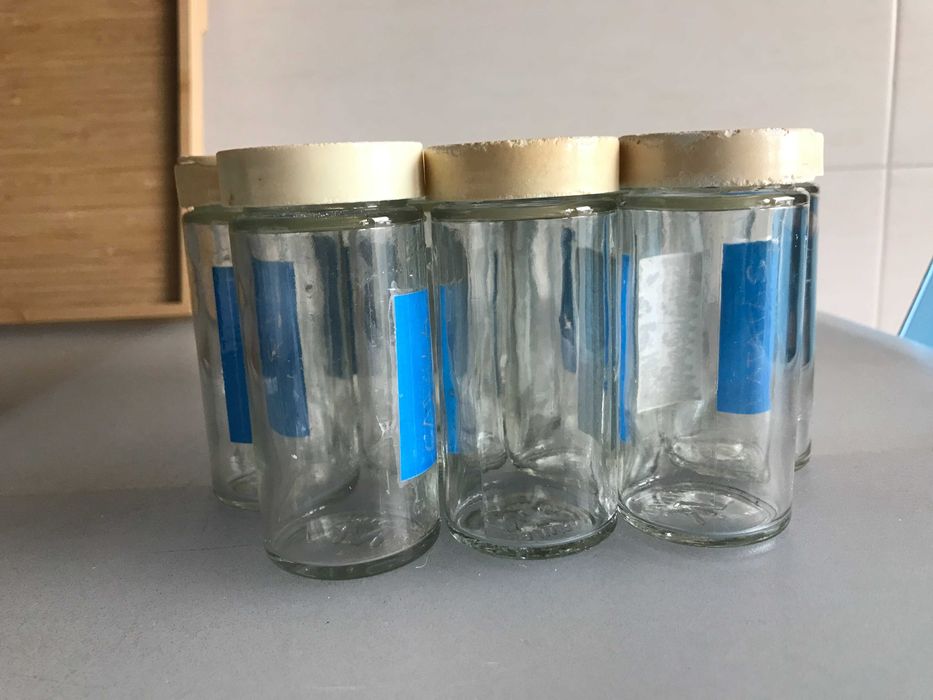 Frascos para especiarias + suportes em metal (oferta)