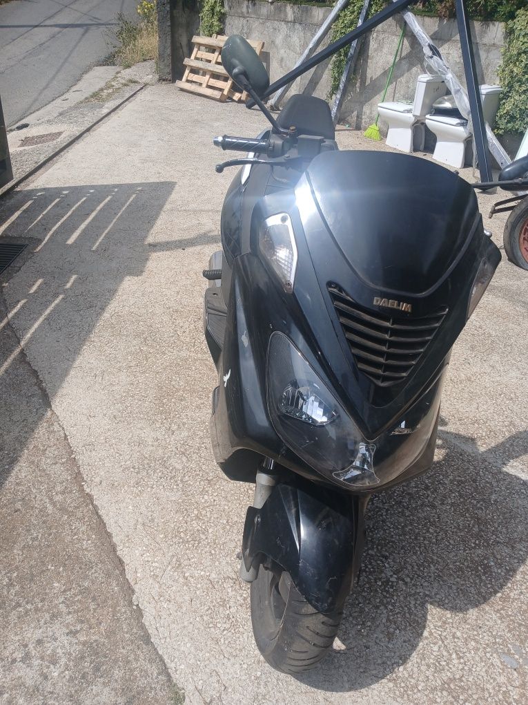 Daelim 125 preta
