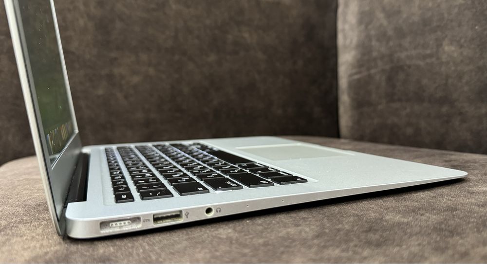 MacBook Air  13 Retina 2013 / i5 / RAM 4 / SSD 128 GB / Silver