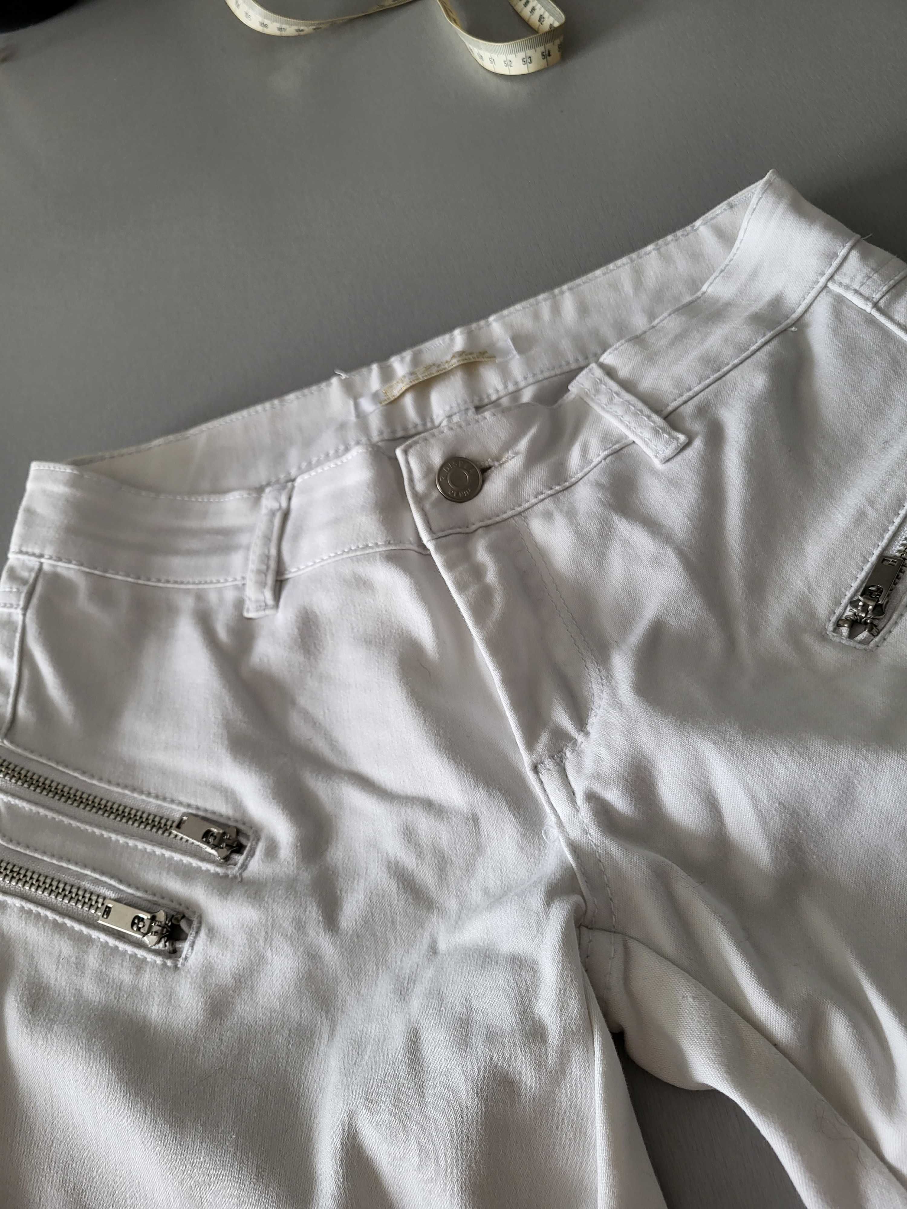 Białe spodnie jeansowe z zameczkami r.36