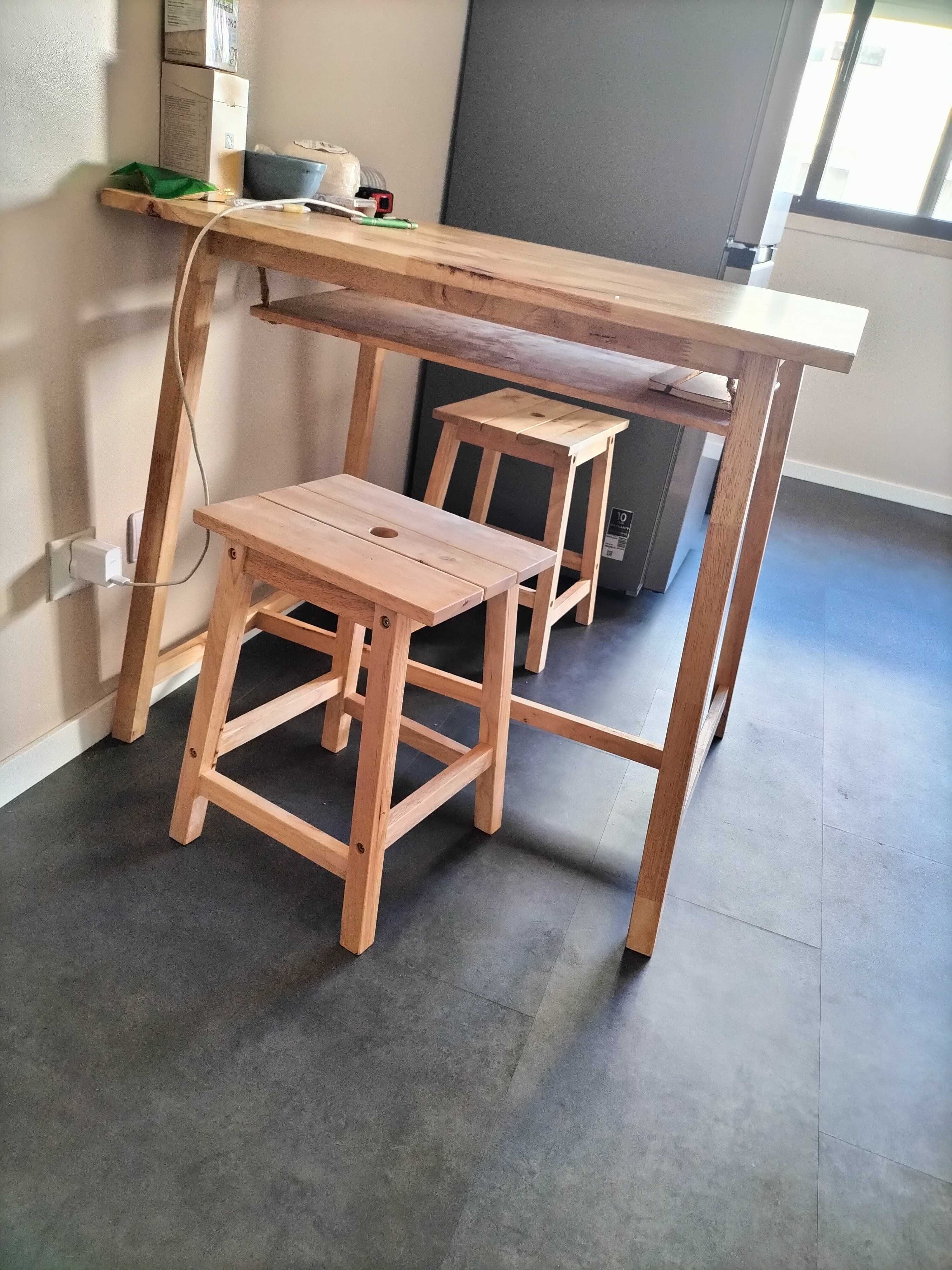 Mesa cozinha madeira e 2 bancos