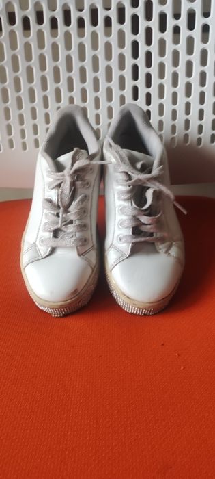 Кросівки зі стразами на підошві 32 розмір.