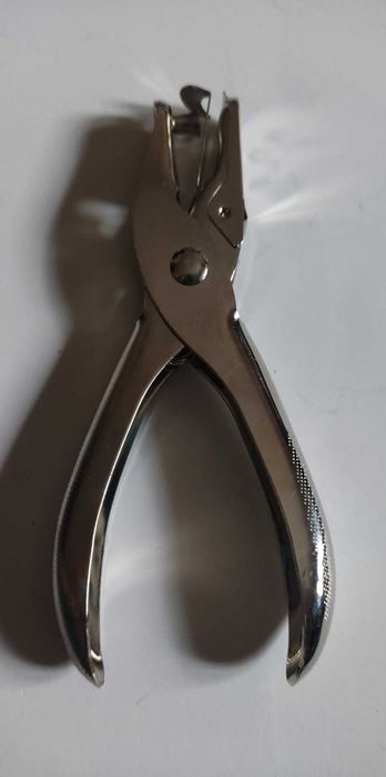 Furador de folhas papel, plantas, etc.