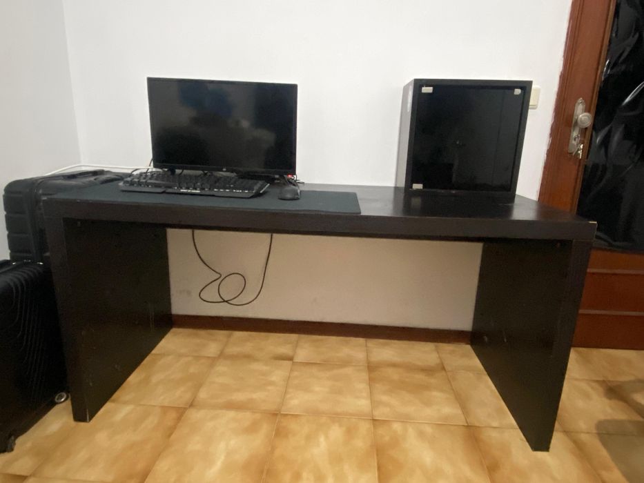 Ps4 com um controle , tv, mouse e teclado