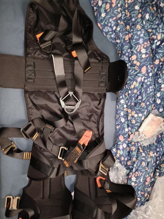 Uprząż wspinaczkowa z nowym bloczkiem do tyrolki