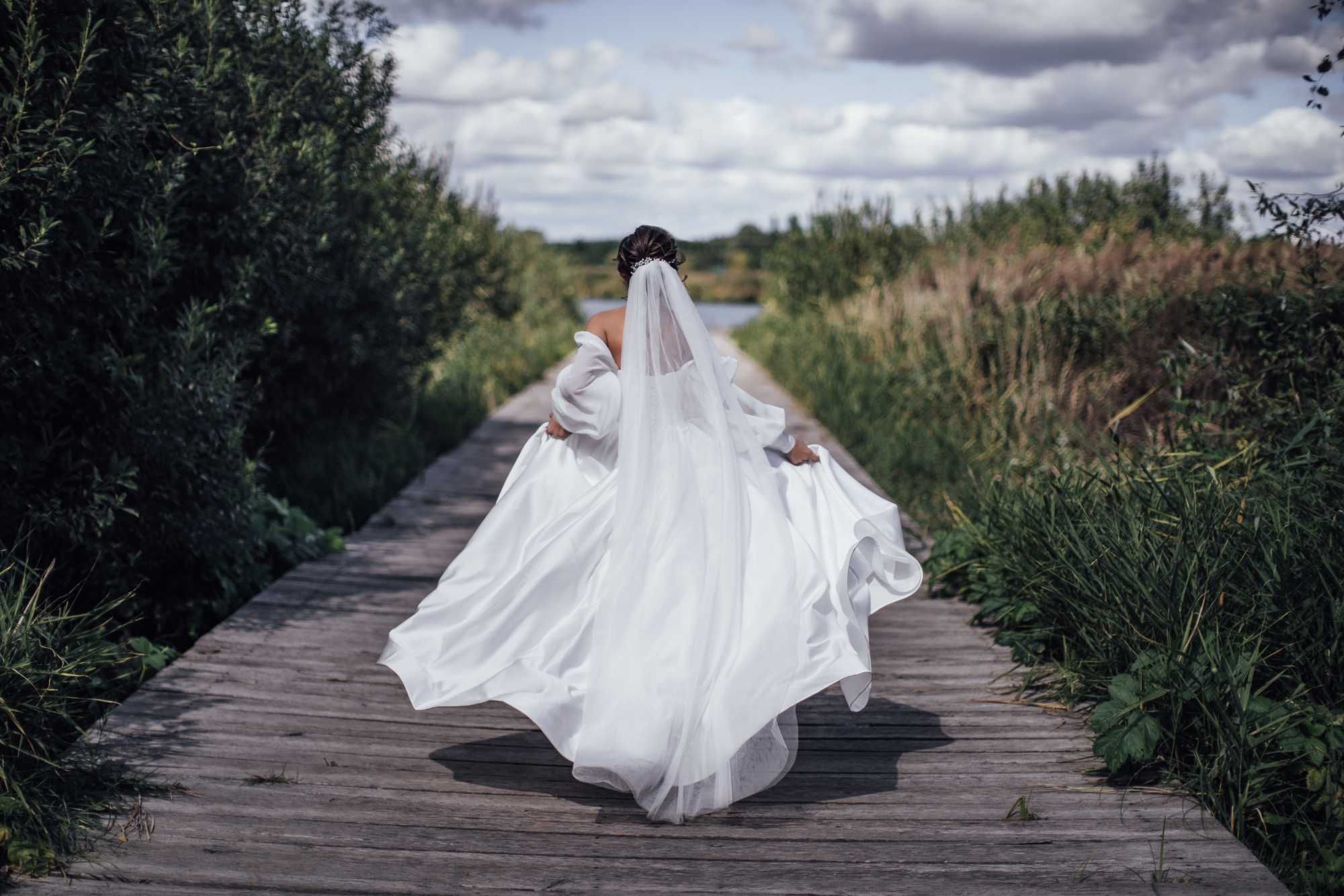 Ніжна весільна сукня + фата