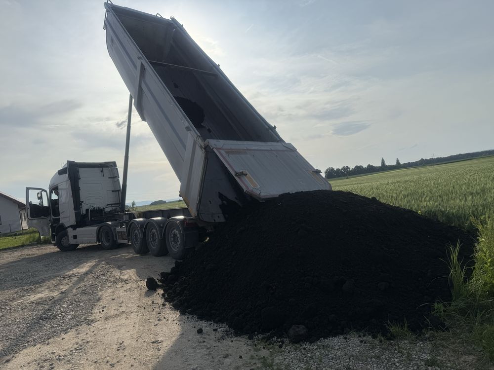 Czarna ziemia z Wroclawia pod trawnik , warzywa .