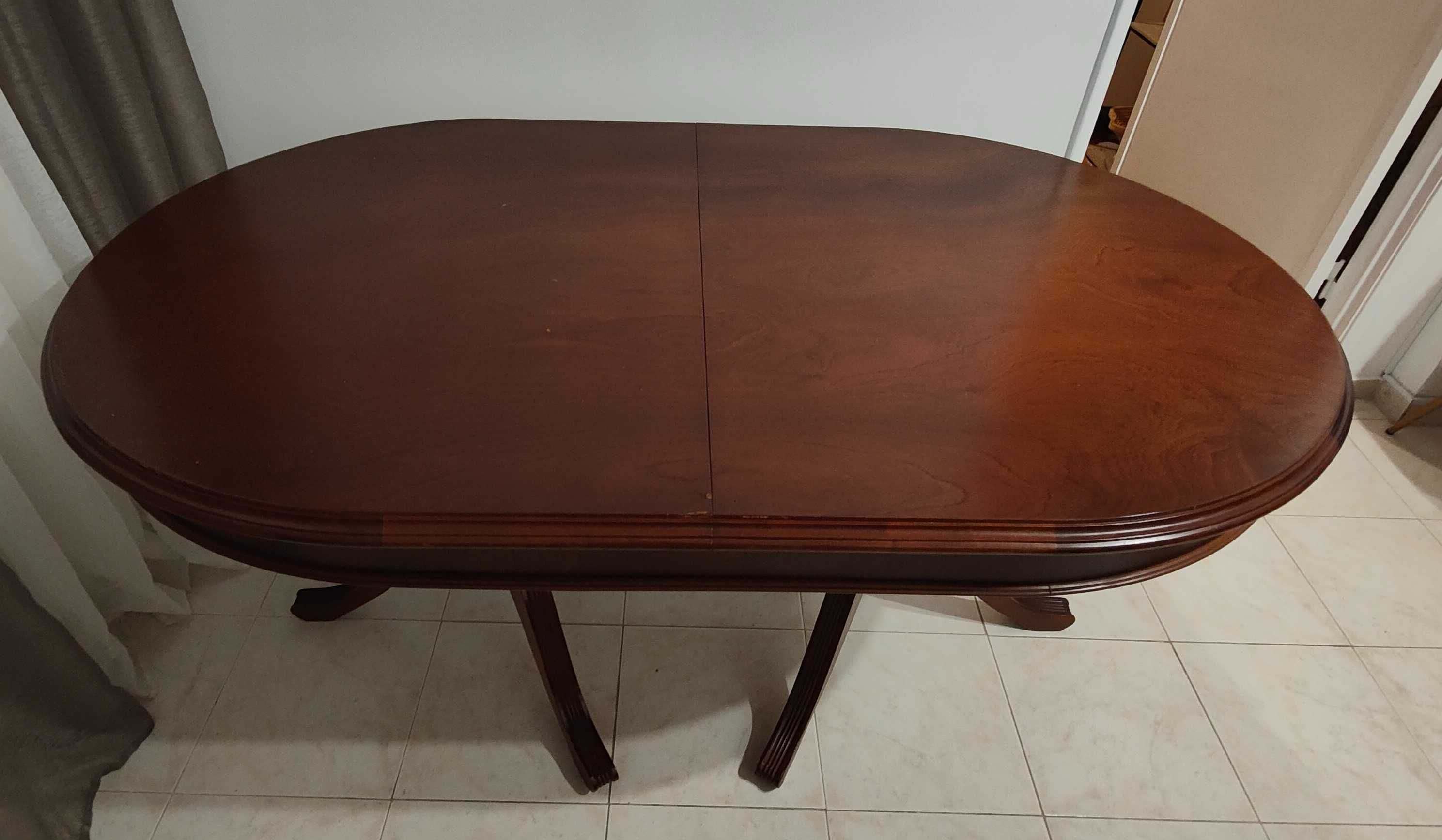 Mesa de jantar extensível em madeira.