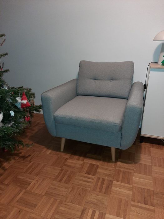 Szary fotel w stylu skandynawskim