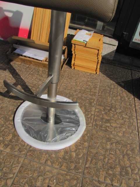 Stołek barowy hoker skórzany z podnóżkiem obrotowy do salonu fryzjer