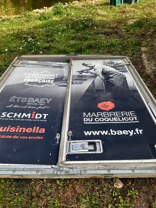 Dwie pary drzwi z kontenera