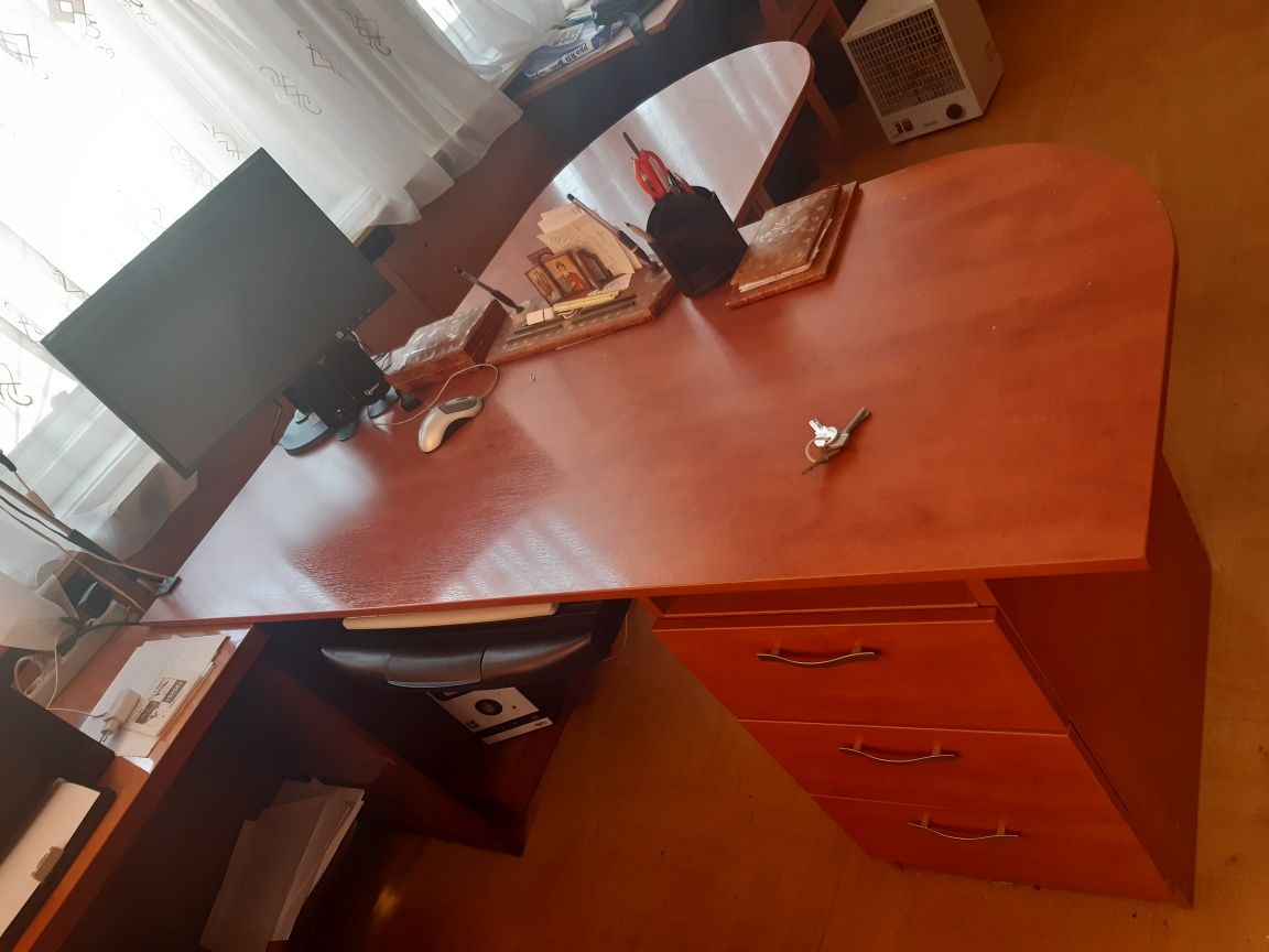 Продам срочно компьютерный стол.