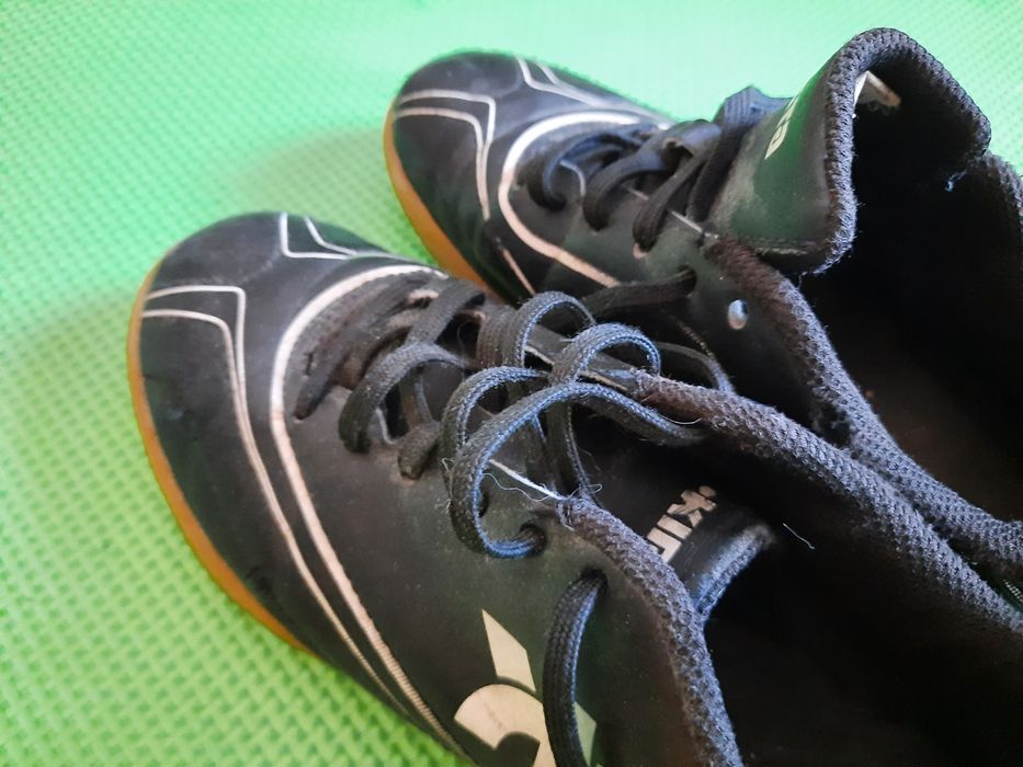 Buty halowe 36 czarne Kipsta sportowe piłka nożna halówki