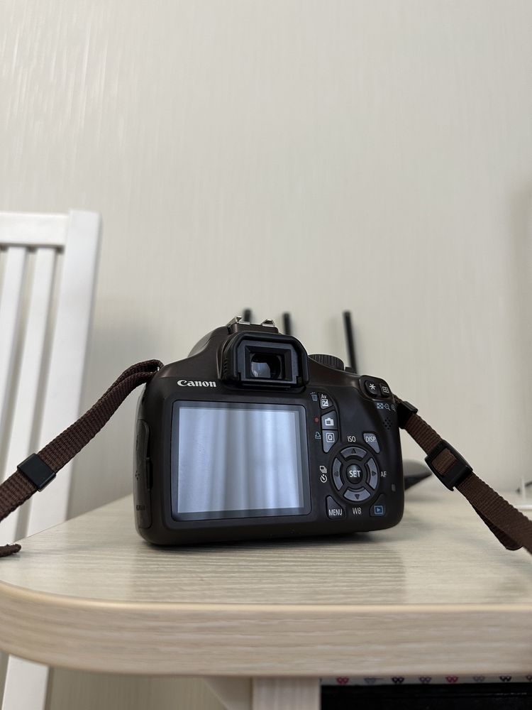 Фотоаппарат Canon EOS 1100D в ексклюзивном коричневом цвете