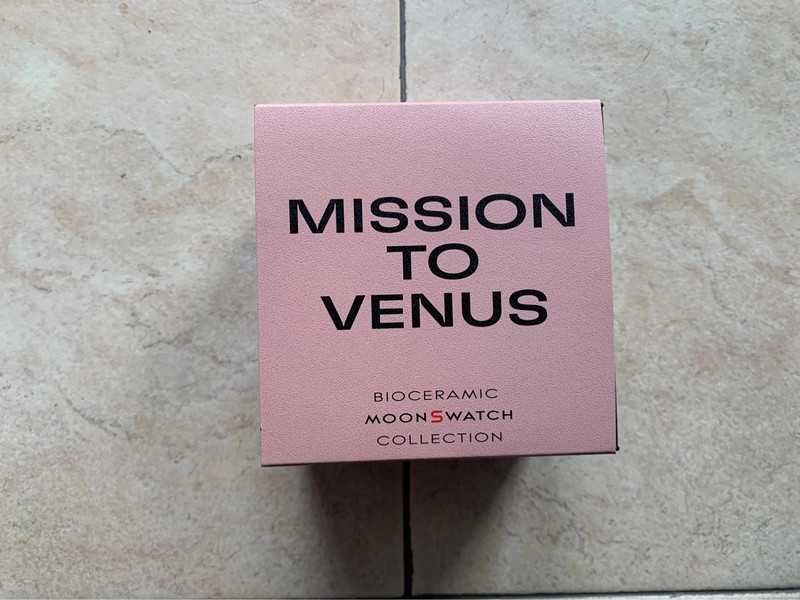 Omega x Swatch SO33P100 Venus - Gradienty Czerwonego i Oranżowego