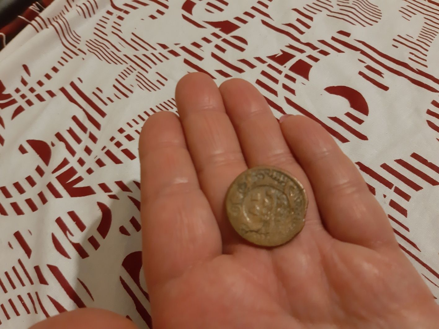 Продам монету старинную1735года