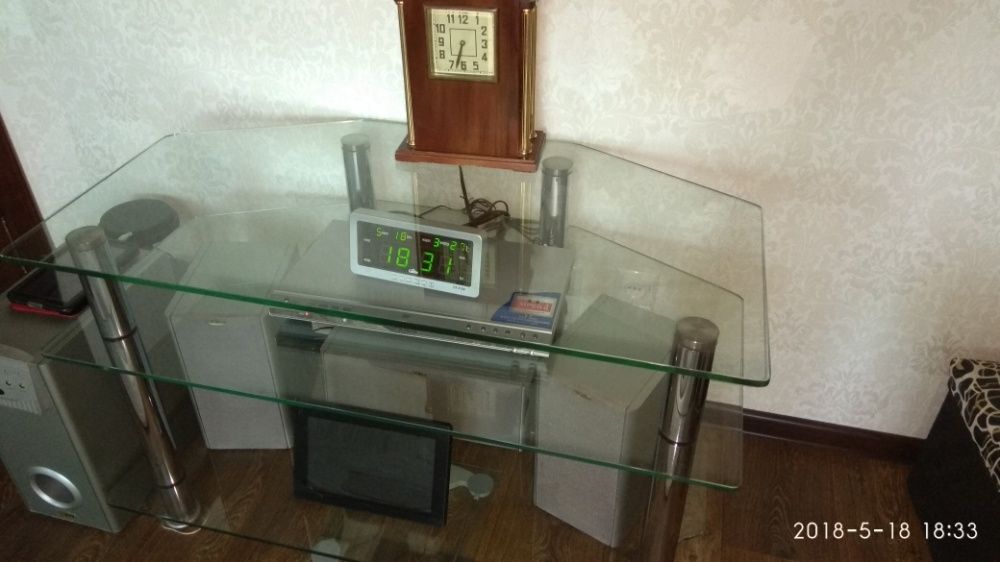 столик стеклянный под TV