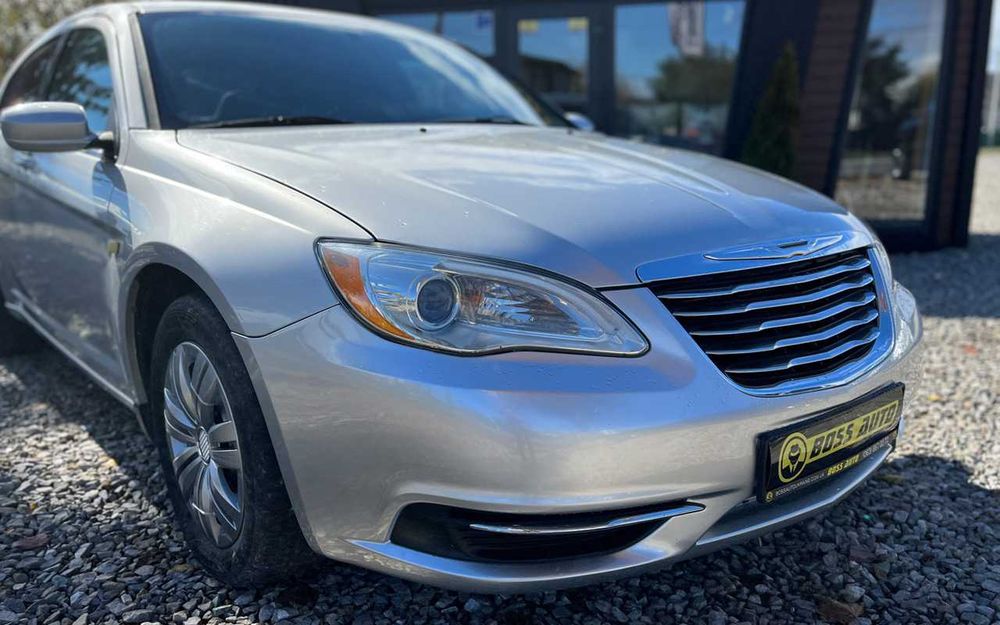 Chrysler 200  2011