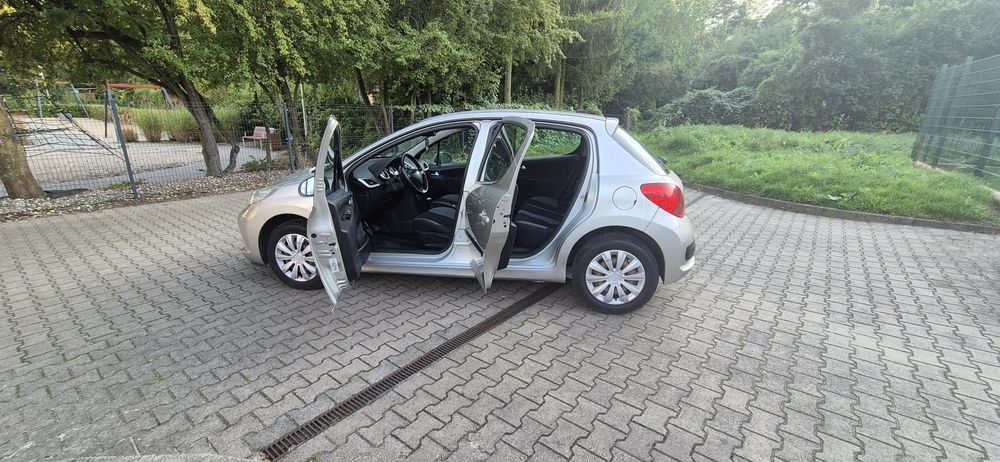 Peugeot 207 1.4 benzyna 75 kM-pelen serwis.