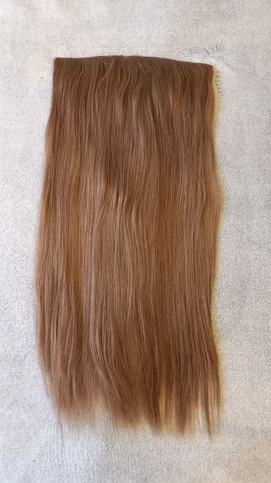 Волосся на трессах русявого кольору