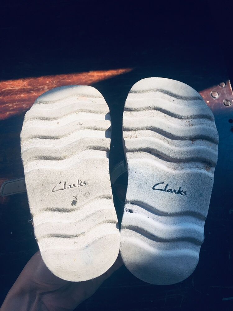 Босоножки сандалии clarks 21 размер 22 13 см на девочку серебристые