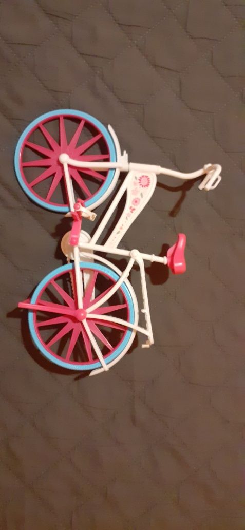 Dwie lalki Barbie plus rower