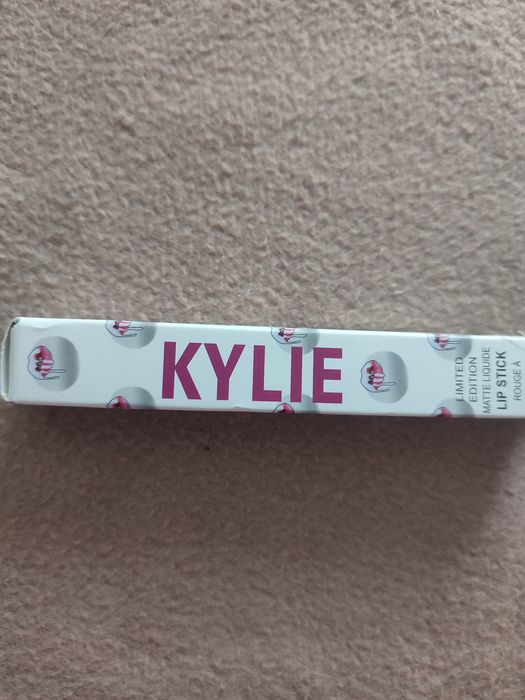 Błyszczyk Kylie zastygający piękny kolor