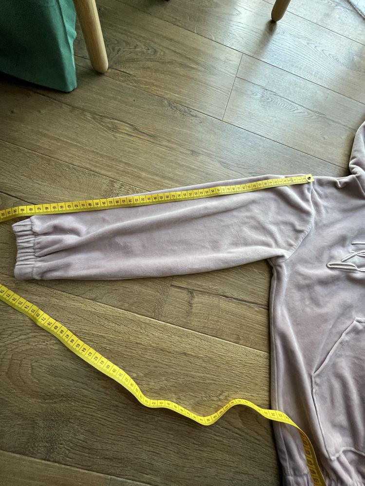 Dres welurowy, w rozmiarze 152cm.
