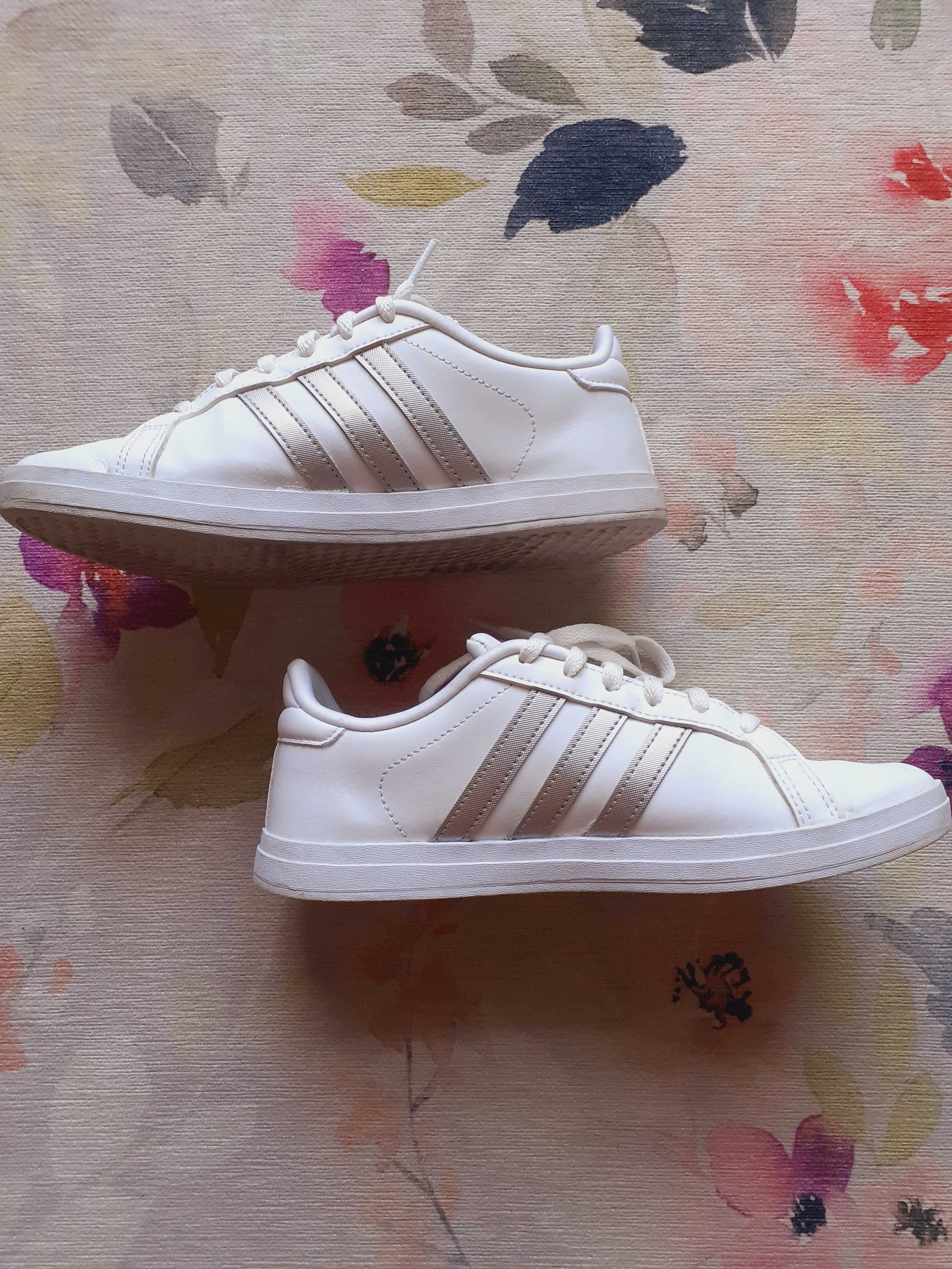 Ténis brancos Adidas