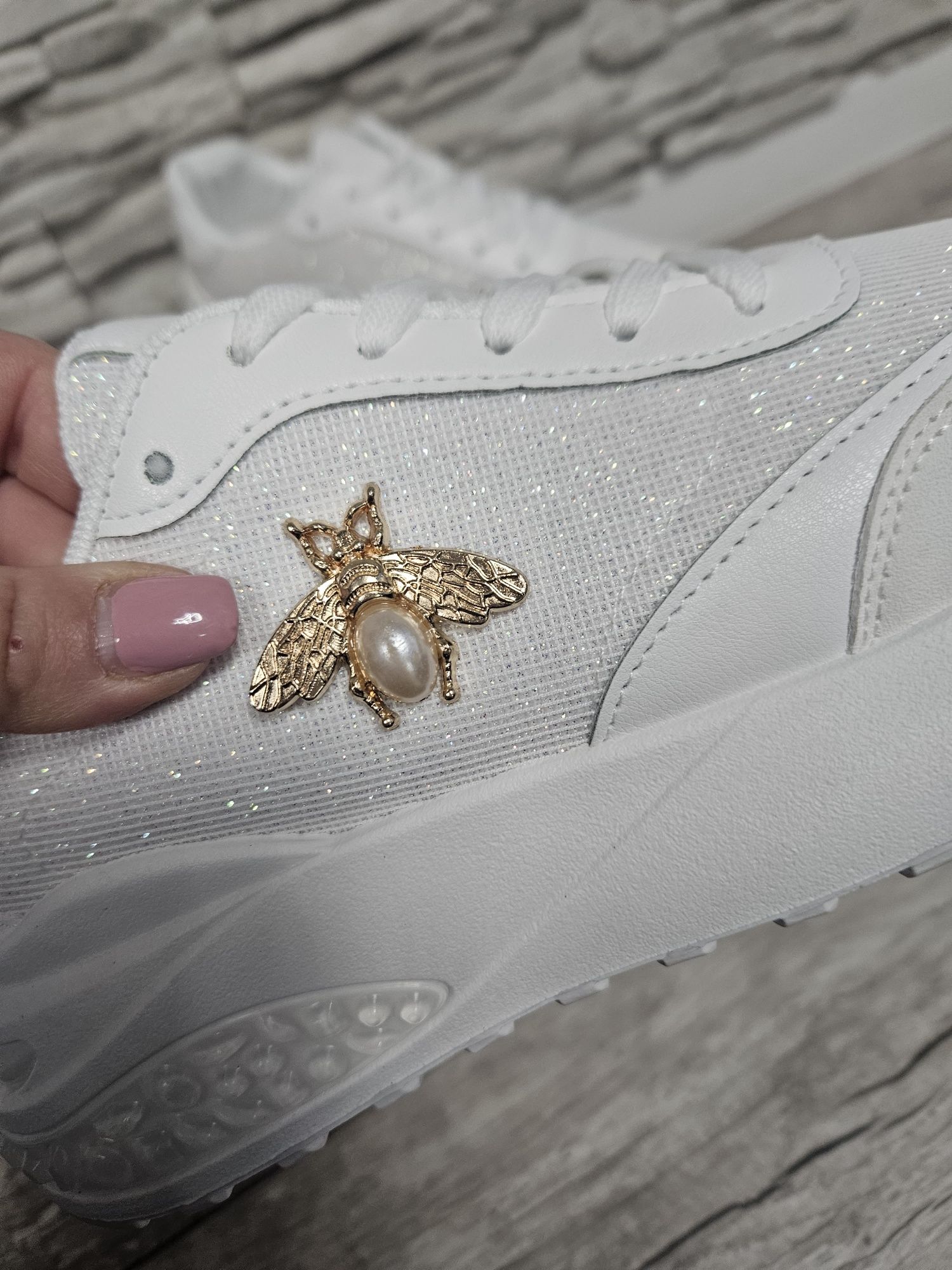 Nowe z pudełkiem przepiękne białe sneakersy z owadem złotym rozmiar  3