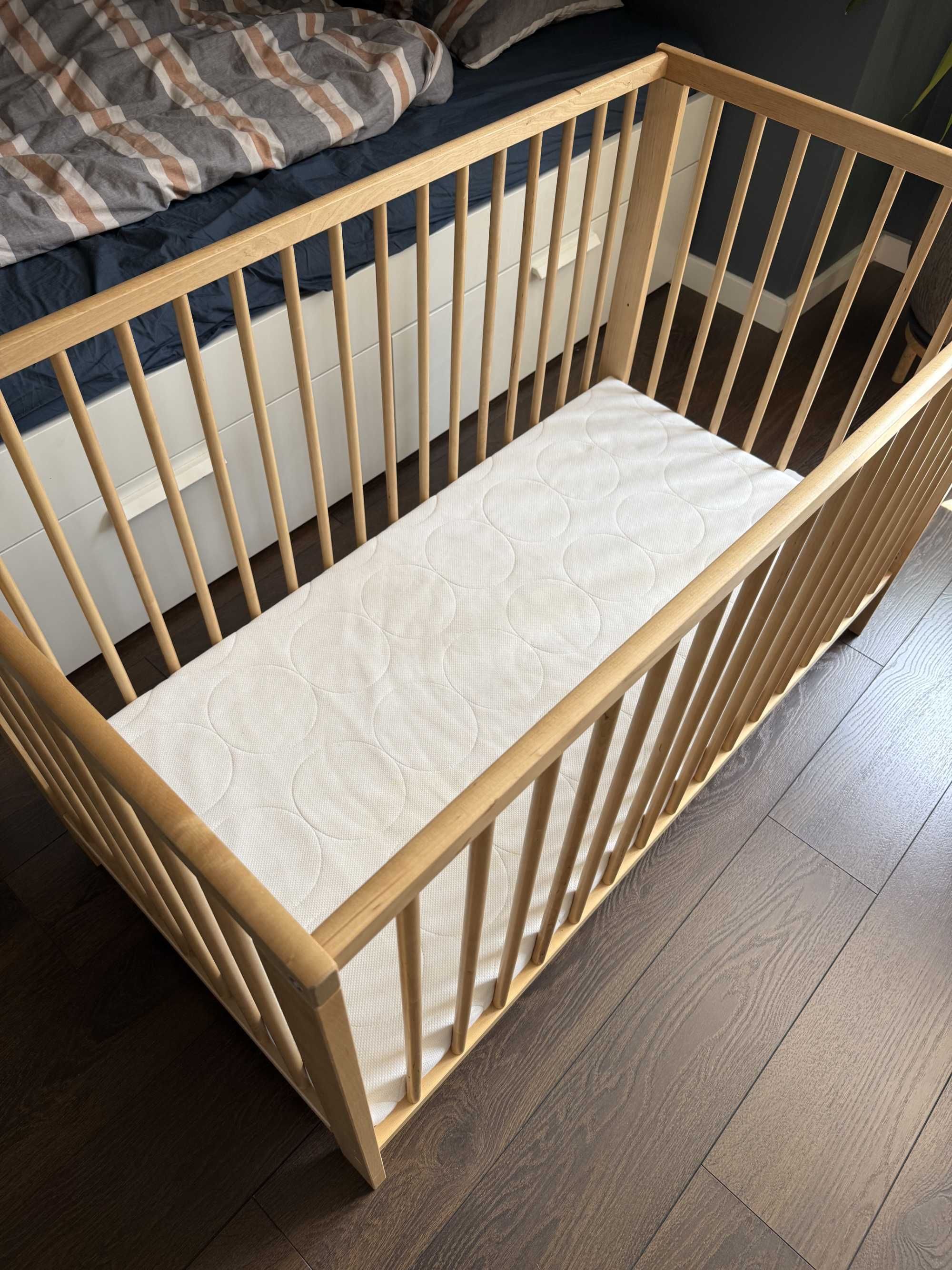 Łóżeczko niemowlęce z materacem i kompletem prześcieradeł IKEA Singlar
