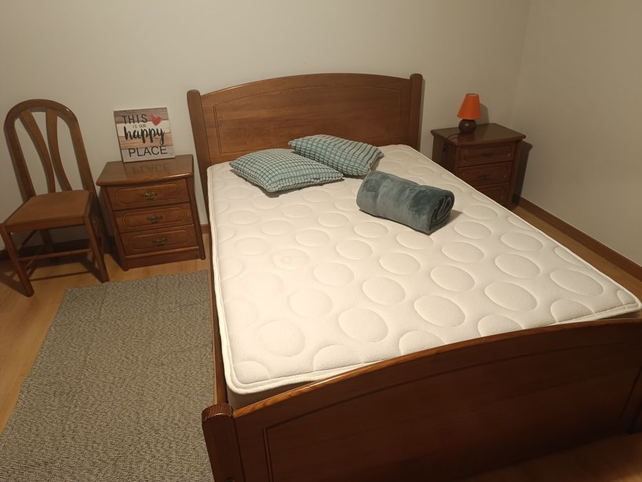 Quarto individual com cama de casal