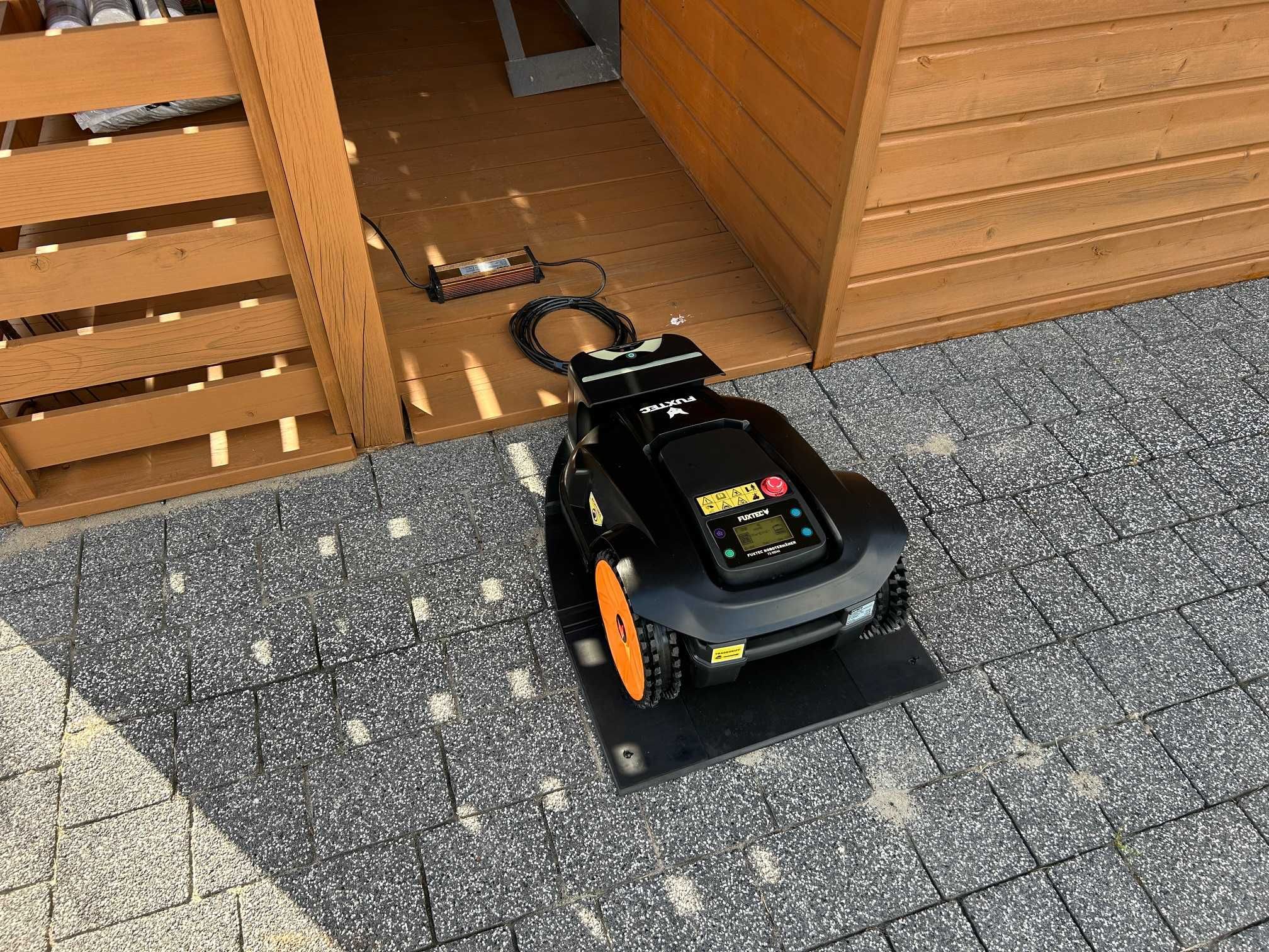 Robot koszący FUXTEC FX-RB 144 kosiarka automatyczna