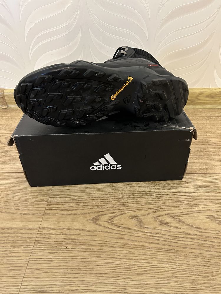 Продам ботинки adidas зимові