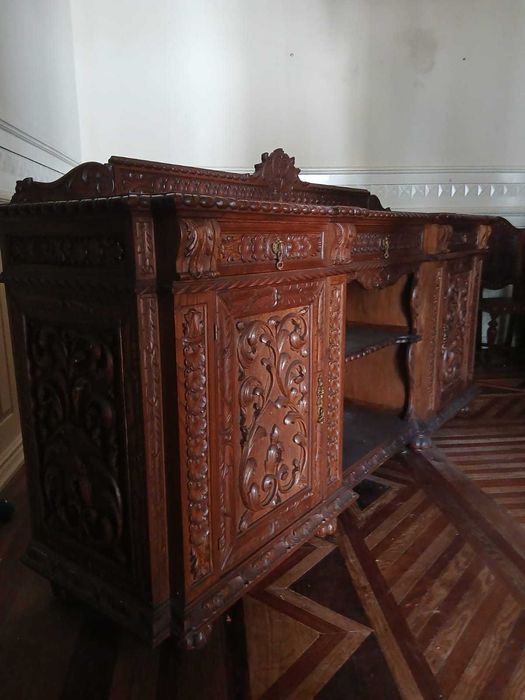 Aparador antigo com 100 anos como novo