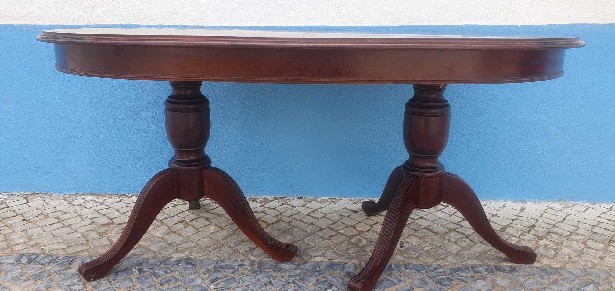 Mesa de jantar em madeira
