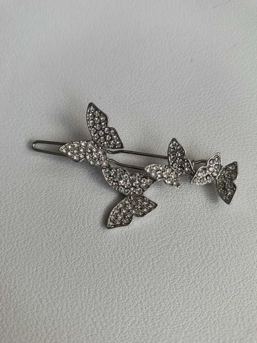Nowa srebrna spinka do włosów z motylkami