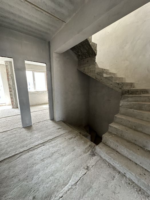 Таунхаус 140м2 з великим балконом і двома терасами на даху Крихівці