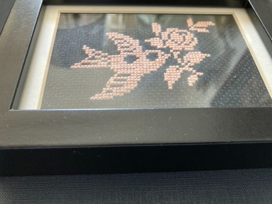 Haft krzyżykowy, ptak z kwiatem, w ramce