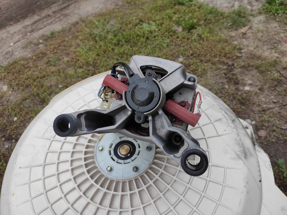 Двигатель на стиральную машину Ardo 105