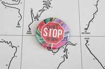 Przypinka pin ze znakiem STOP (Don't STOP me now)