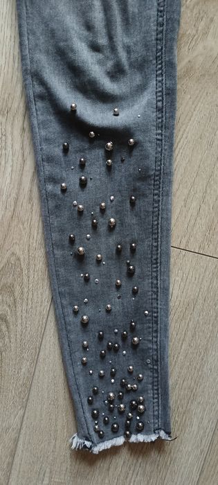 Spodnie z ozdobami