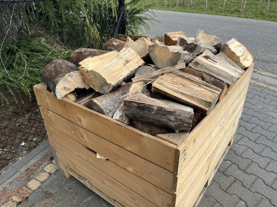 Drewno opałowe sosnowe pociete polupane suche drzewo do pieca kominka